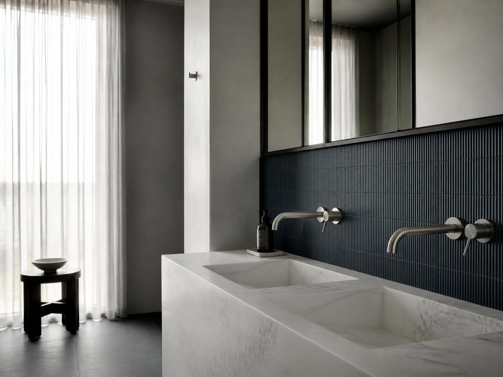 Grifería VERO Group instalada en un baño contemporáneo